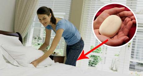 Colocó una barra de jabón bajo las sábanas cada noche y quedó sorprendida