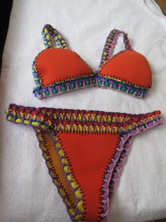 El bikini de moda de neopreno y crochet
