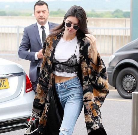 Llevar el sujetador encima de la camiseta llevar sujetador encima de camiseta kendall jenner