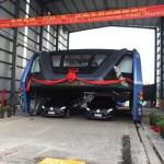 Nuevo autobús en China pasa por encima de los carros