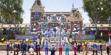 Disneyland celebra su 61 aniversario