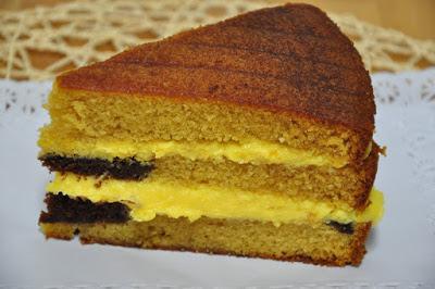 Bizcocho De Vainilla Relleno De Bizcocho de chocolate  Y Crema Pastelera