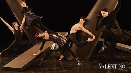 Los bailarines masculinos ¿una alucinacion visual en la nueva campaña otoño de Valentino? Los bailarines masculinos ¿una alucinacion visual en la nueva campaña otoño de Valentino?