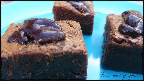 Brownie de chocolate con salsa ácida