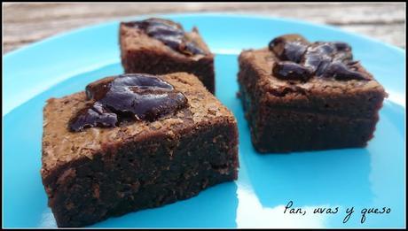 Brownie de chocolate con salsa ácida