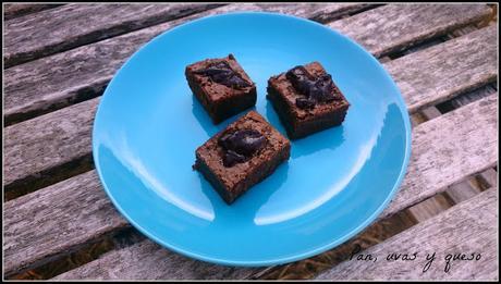 Brownie de chocolate con salsa ácida