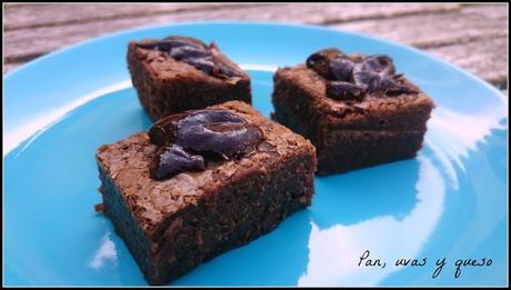 Brownie de chocolate con salsa ácida