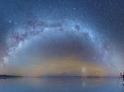 Láctea reflejada sobre salar grande mundo