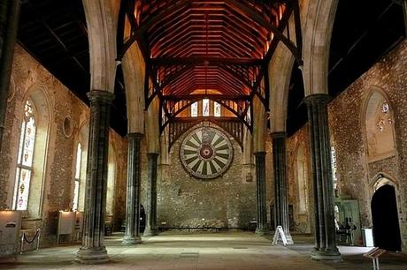 Una réplica de la mesa redonda del Rey Arturo cuelga en un castillo medieval