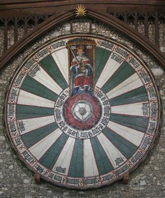 Una réplica de la mesa redonda del Rey Arturo cuelga en un castillo medieval