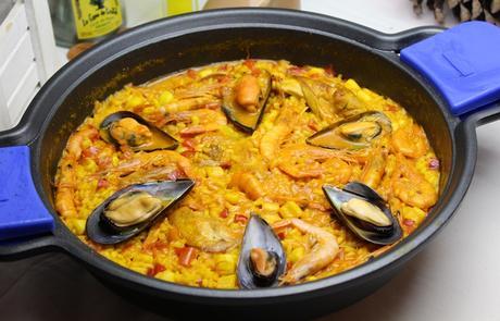 Paella de conejo y marisco