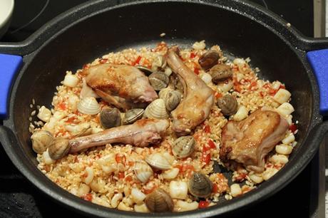 Paella de conejo y marisco Paella de conejo y marisco