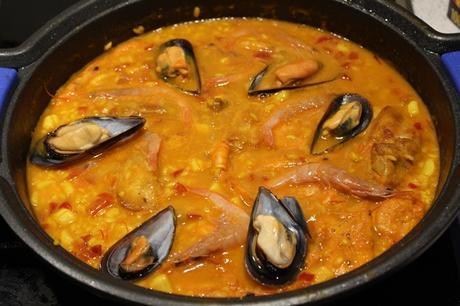 Paella de conejo y marisco Paella de conejo y marisco