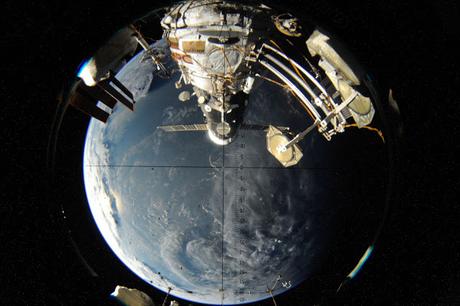 La esfera terrestre y la Estación Espacial Internacional