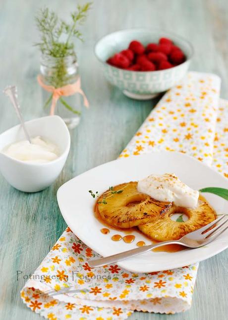 Piña caramelizada con sirope y crema de queso