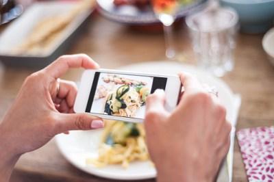 social media marketing para restaurantes foto móvil