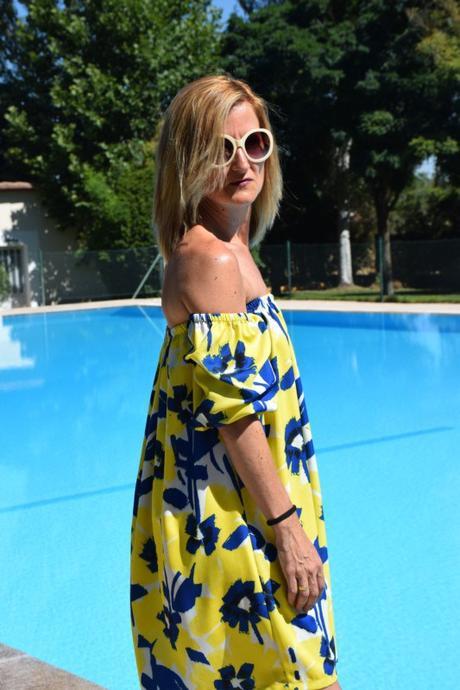Beach, pool, holidays vestido con hombros al aire
