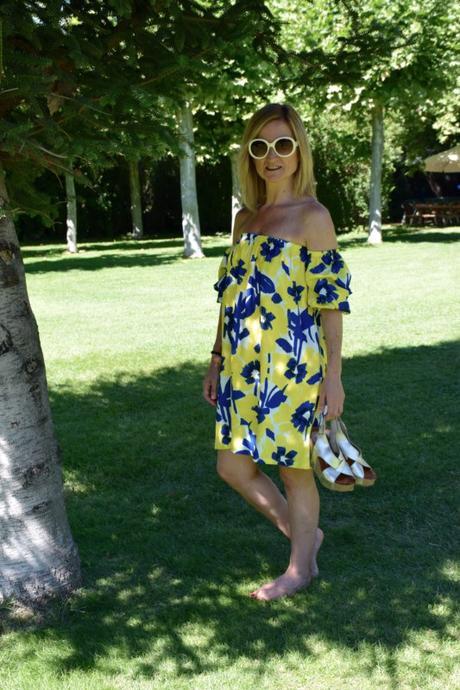 Beach, pool, holidays vestido con hombros al aire