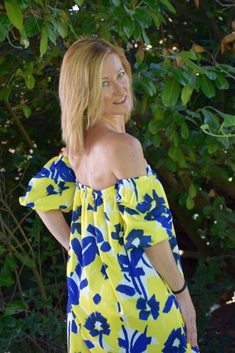 Beach, pool, holidays vestido con hombros al aire