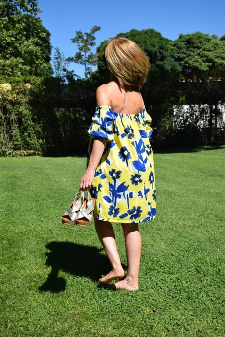 Beach, pool, holidays vestido con hombros al aire