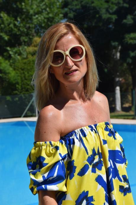 Beach, pool, holidays vestido con hombros al aire