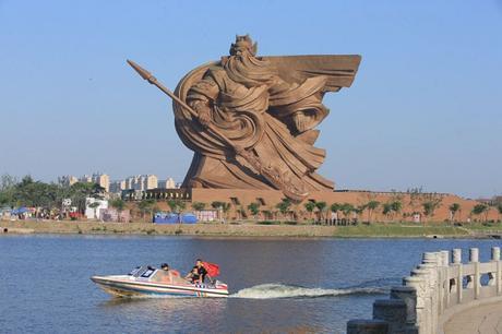 China muestra su estatua de 1.320 toneladas