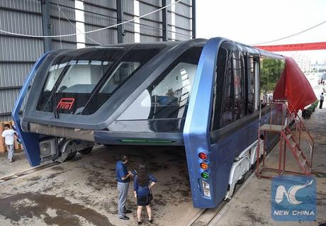 El autobús chino que ‘levita’ sobre los atascosYa han com...