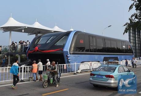 El autobús chino que ‘levita’ sobre los atascosYa han com...