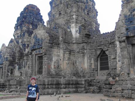 PHRA PRANG SAM YOD EL TEMPLO DE LOS MONOS EN LOPBURI TAILANDIA