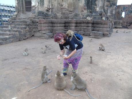 PHRA PRANG SAM YOD EL TEMPLO DE LOS MONOS EN LOPBURI TAILANDIA