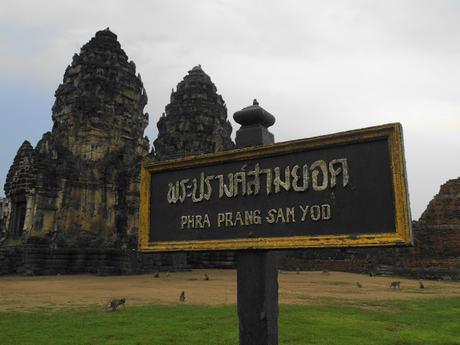 PHRA PRANG SAM YOD EL TEMPLO DE LOS MONOS EN LOPBURI TAILANDIA