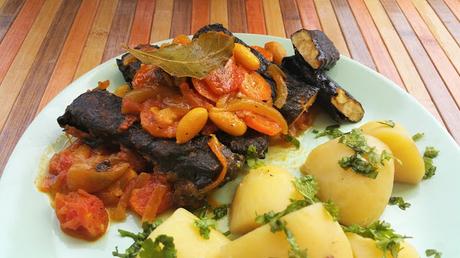 Pescado vegano de tempeh encebollado