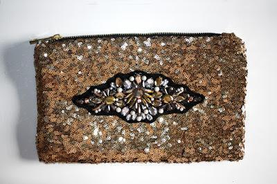 Clutch joya color oro con lentejuelas y pedrería