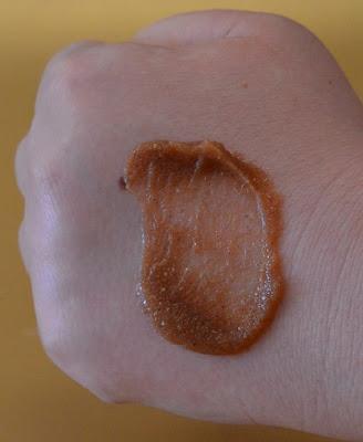 El exfoliante corporal “Natural Body Glow Nutshell Scrub” de JUNGLE BOTANICS en WISHTREND (From Asia With Love)