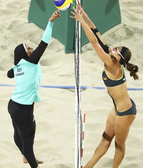 ELVOLEY-BURKA Y OTRAS ESCENAS GROTESCAS DE LA HISTORIA OLÍMPICA. Gran sorpresa causó la pareja de egipcias de vóley playa, embutida en trajes integrales mientras sus rivales iban en bikini. Es una de las abundantes escenas vergonzantes que se han visto... ELVOLEY-BURKA Y OTRAS ESCENAS GROTESCAS DE LA HISTORIA OLÍMPICA. Gran sorpresa causó la pareja de egipcias de vóley playa, embutida en trajes integrales mientras sus rivales iban en bikini. Es una de las abundantes escenas vergonzantes que se han visto...