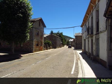 Carretera atravesando Puebla de Lillo