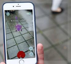 El Pokemon Go imprime criaturitas multicolores en la porción de realidad que vemos a través del visor de nuestro celular.