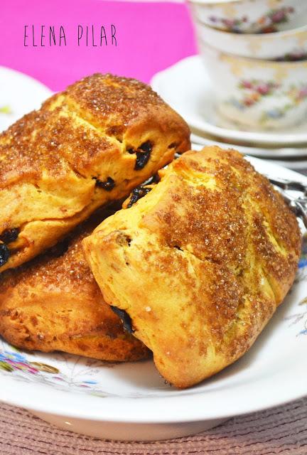 Scones irlandeses con pasas y mucha mantequilla