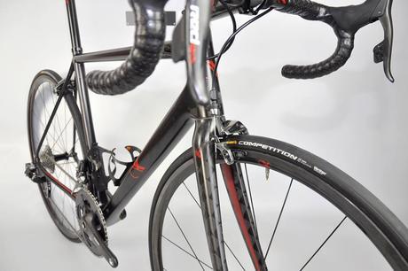 La bicicletas ultraligera ha sido optimizada para el grupo inalambrico de SRAM.