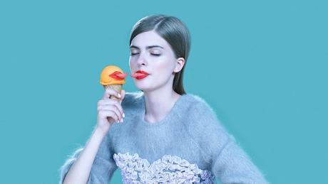 El peculiar universo de Bara Prasilova y sus fotografías de moda