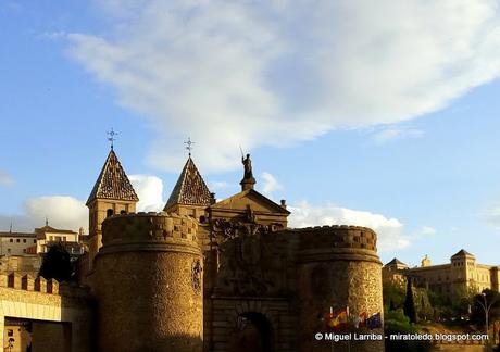 Escuela y ciudad de gloria tanta