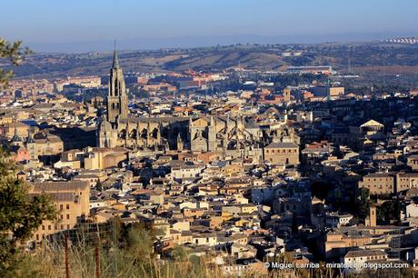 Escuela y ciudad de gloria tanta