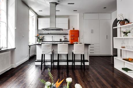 Un miniapartamento con unas gotas de naranja Un miniapartamento con unas gotas de naranja