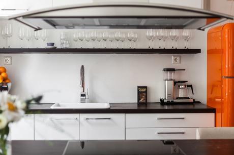 Un miniapartamento con unas gotas de naranja Un miniapartamento con unas gotas de naranja