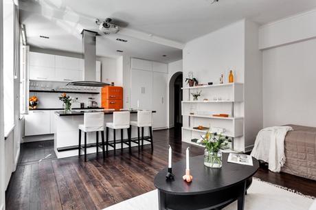 Un miniapartamento con unas gotas de naranja Un miniapartamento con unas gotas de naranja