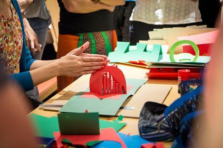 Taller sobre Pop Up Desplegar un Nuevo Mundo en la Biblioteca Nacional - Ana Pez explicando mecanismos del Pop Up - Edificios geométricos