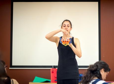 Taller sobre Pop Up Desplegar un Nuevo Mundo en la Biblioteca Nacional - Ana Pez explicando mecanismos del Pop Up