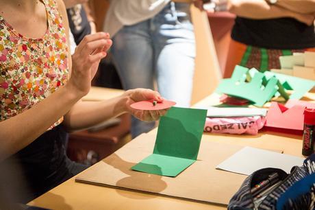 Taller sobre Pop Up Desplegar un Nuevo Mundo en la Biblioteca Nacional - Ana Pez explicando mecanismos del Pop Up - Cara pop up cómo hacer una cara en pop up - cómo hacer una ruleta o rueda