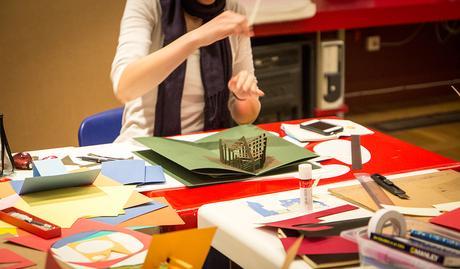 Taller sobre Pop Up Desplegar un Nuevo Mundo en la Biblioteca Nacional - Ana Pez explicando mecanismos del Pop Up - Edificios geométricos pruebas