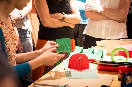 Taller sobre Pop Up Desplegar un Nuevo Mundo en la Biblioteca Nacional - Ana Pez explicando mecanismos del Pop Up - Edificios geométricos Pirámide prueba